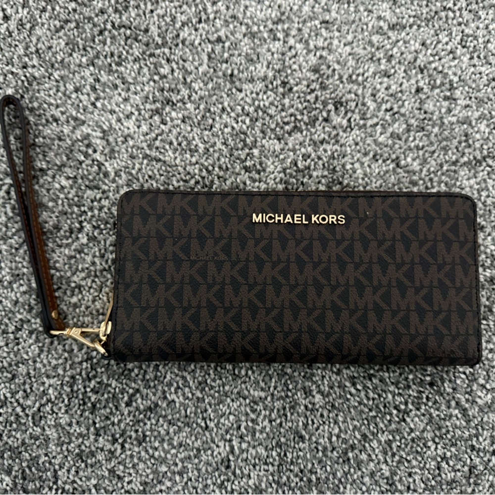 (NWOT) MICHAEL KORS 
Jet Set Signature Logo Smartphone Wristlet - Picture 8 of 8